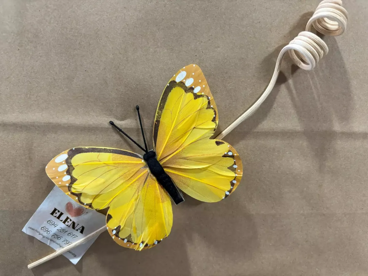 Mariposa amarilla de papel