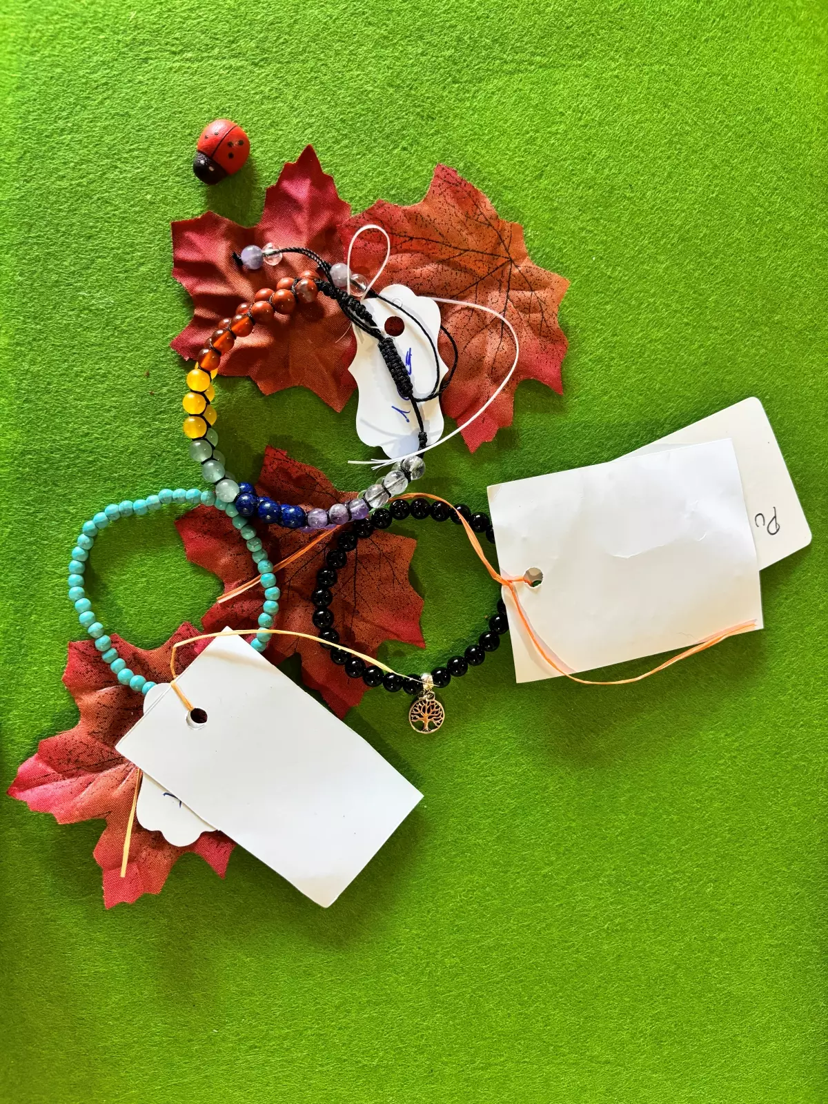 Collares de colores sobre hojas rojas